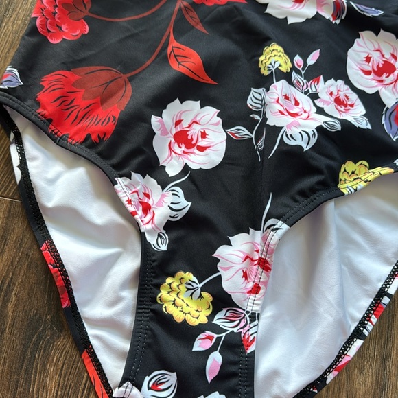 Floral one piece - Picture 3 of 6